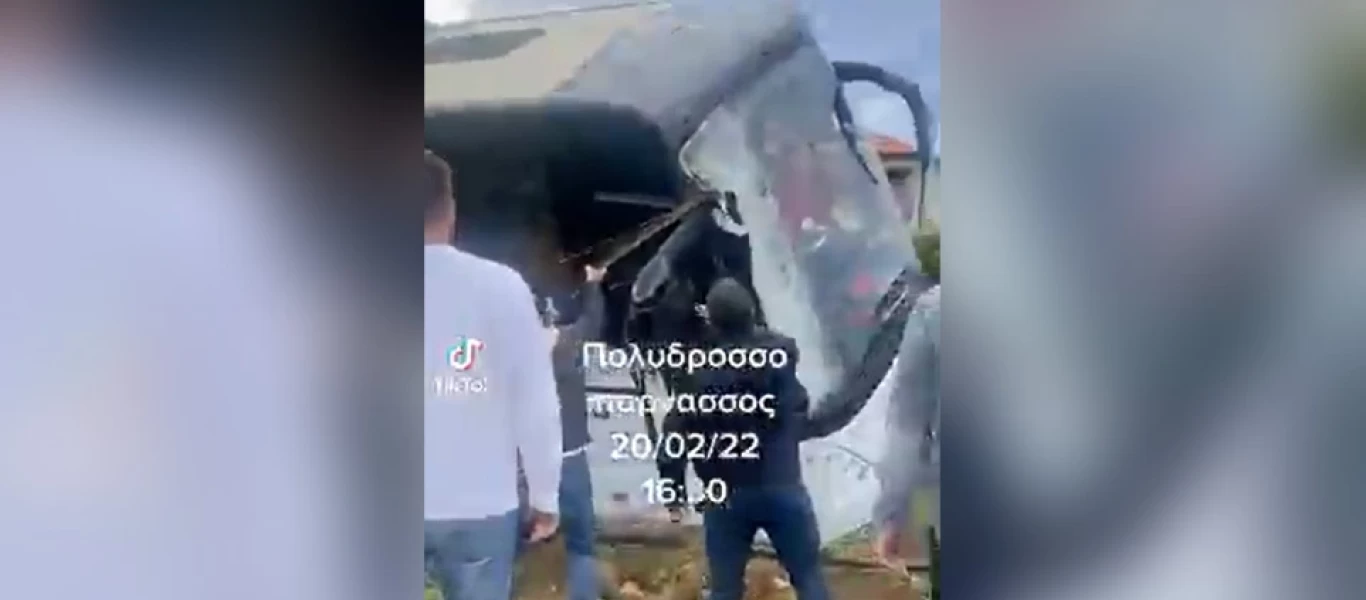 Λεωφορείο εκτράπηκε της πορείας του στον Παρνασσό - Οι επιβάτες απεγκλωβίστηκαν από το... παρμπρίζ (βίντεο)